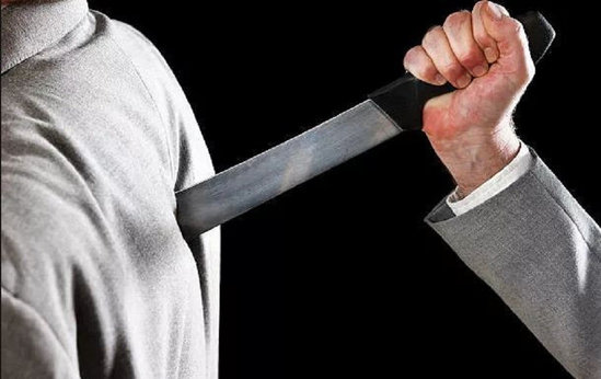 Dalaşan gəncləri sakitləşdirmək istədi, kürəyindən BIÇAQLANDI