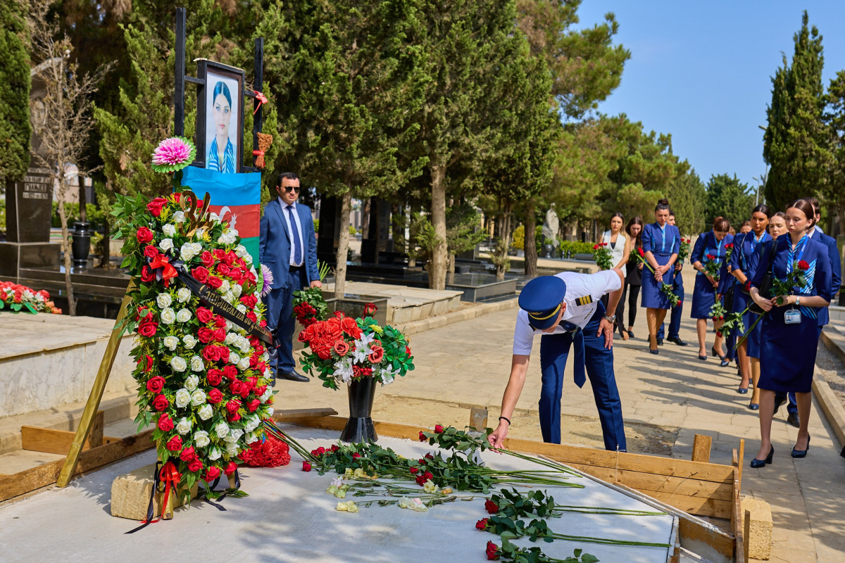 AZAL rəhbərliyi Hökumə Əliyevanın məzarını ziyarət etdi