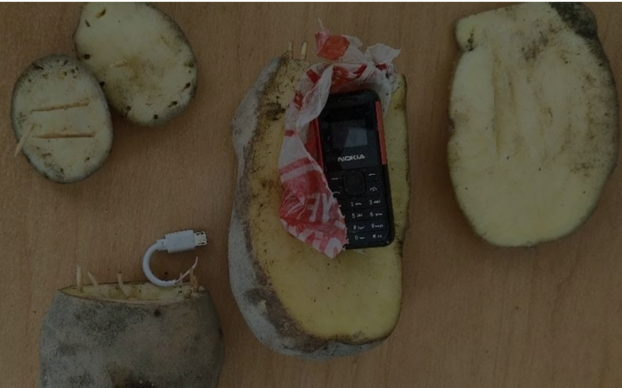 Həbsxanaya kartofun içərisində telefon keçirmək istədi