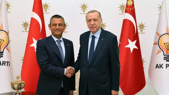 Ərdoğan Özgür Özəldən 1 milyon tələb edir