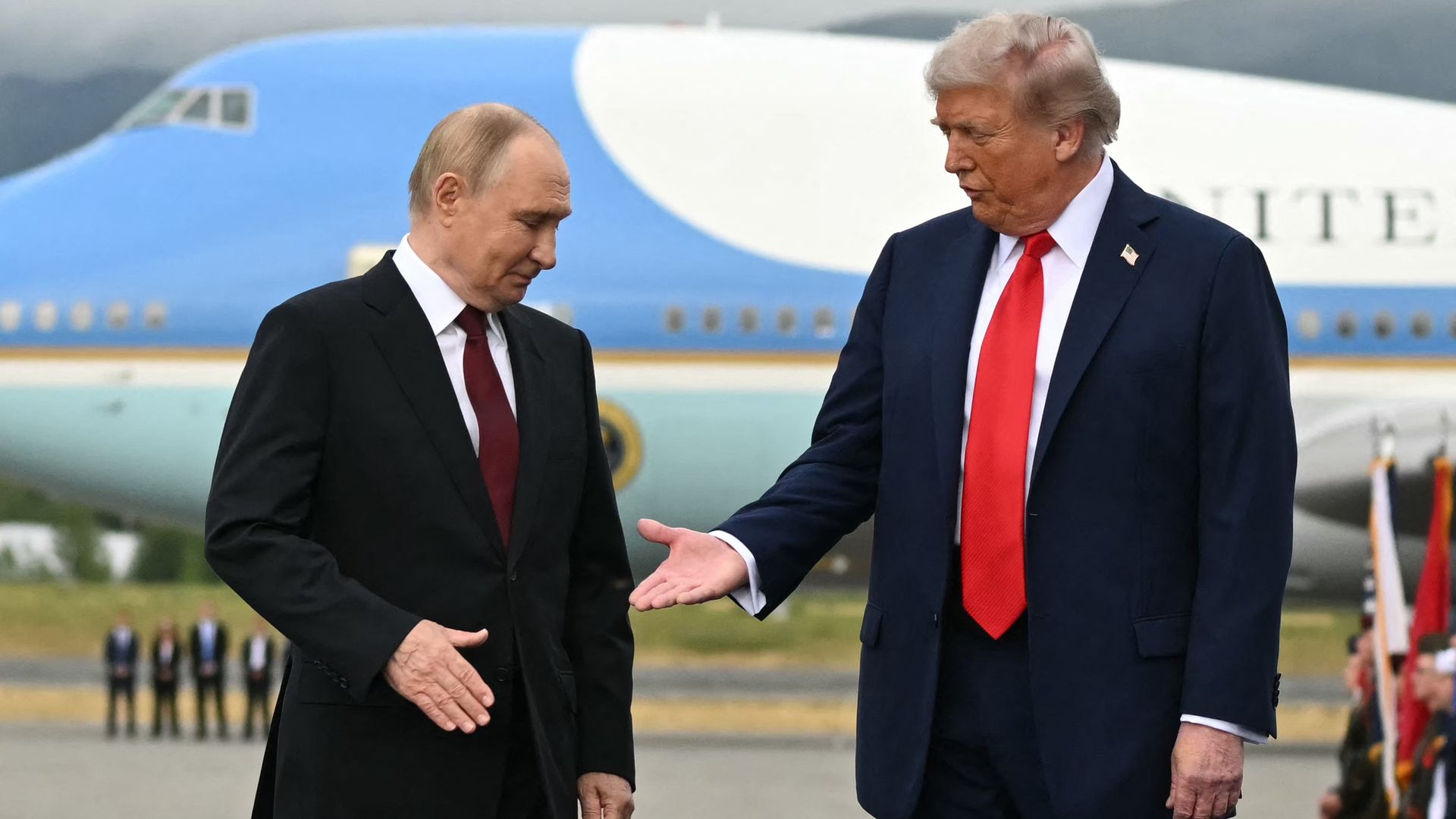 Tramp bu tarixdə Putin və Zelenski ilə görüşmək istəyir