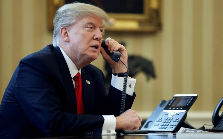 Tramp Putinə zəng etmək üçün görüşü dayandırıb