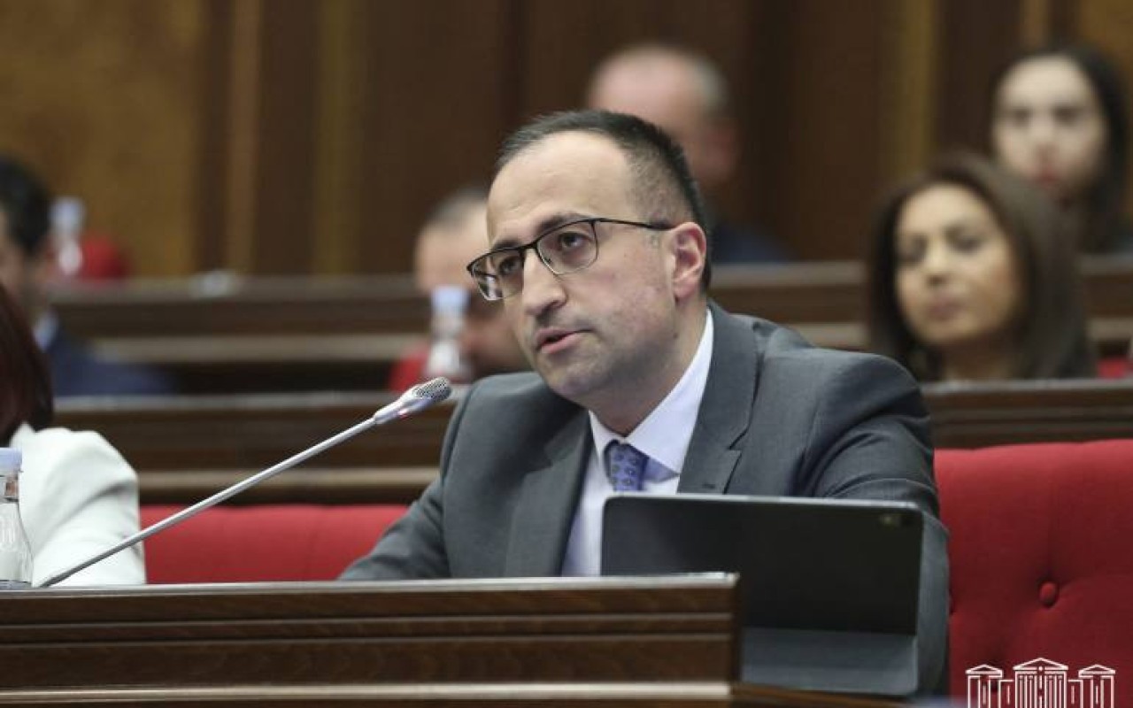 Erməni deputat istefa verdi
