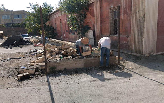 Filarmoniyanın qarşısındakı qanunsuz tikili söküldü - FOTO