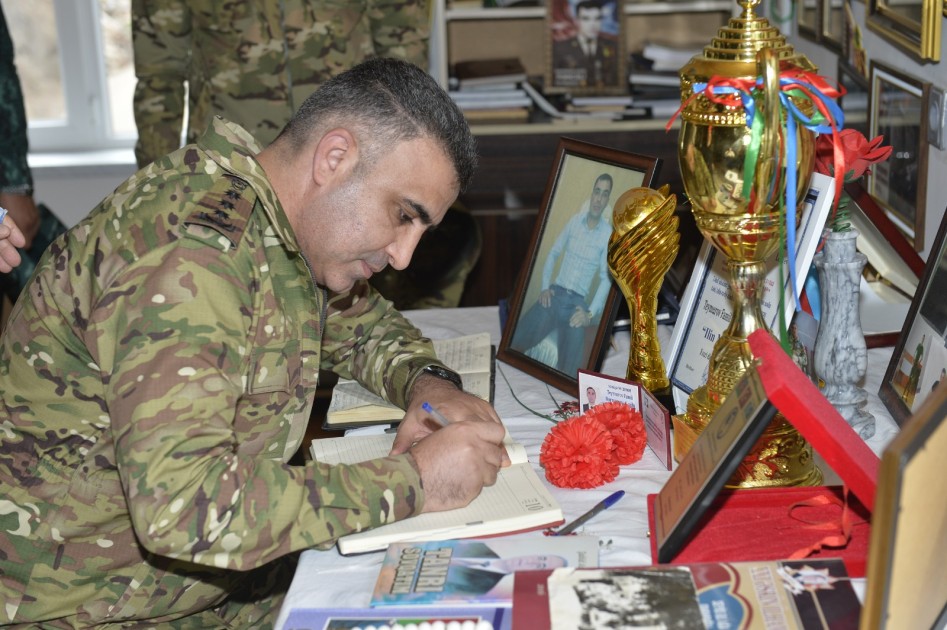 Hərbi prokuror şəhidin ailə üzvləri ilə bir arada