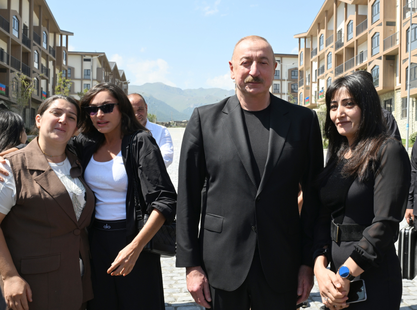 Prezident və xanımı kəlbəcərlilərlə bir arada - FOTOLAR