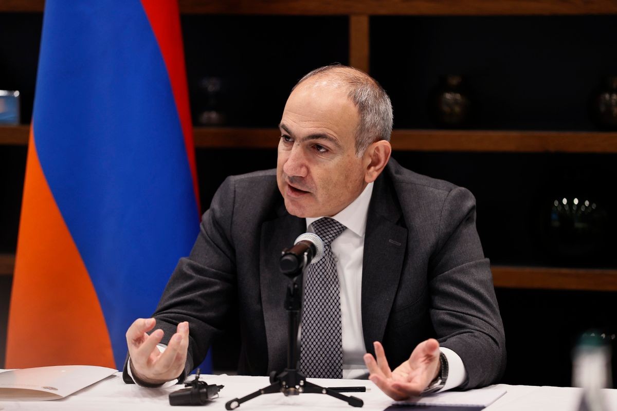 Paşinyan Əliyevin dəvət olunduğu sammitə gedir