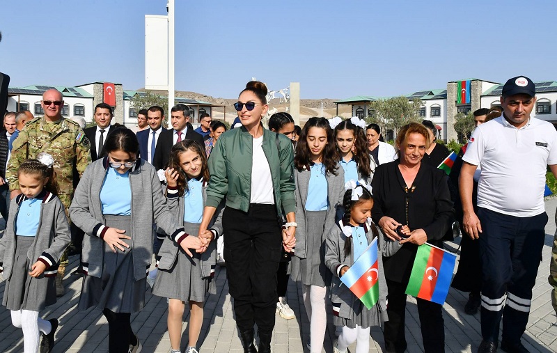 Keçmiş məcburi köçkünlər Mehriban Əliyevanı təbrik etdilər
