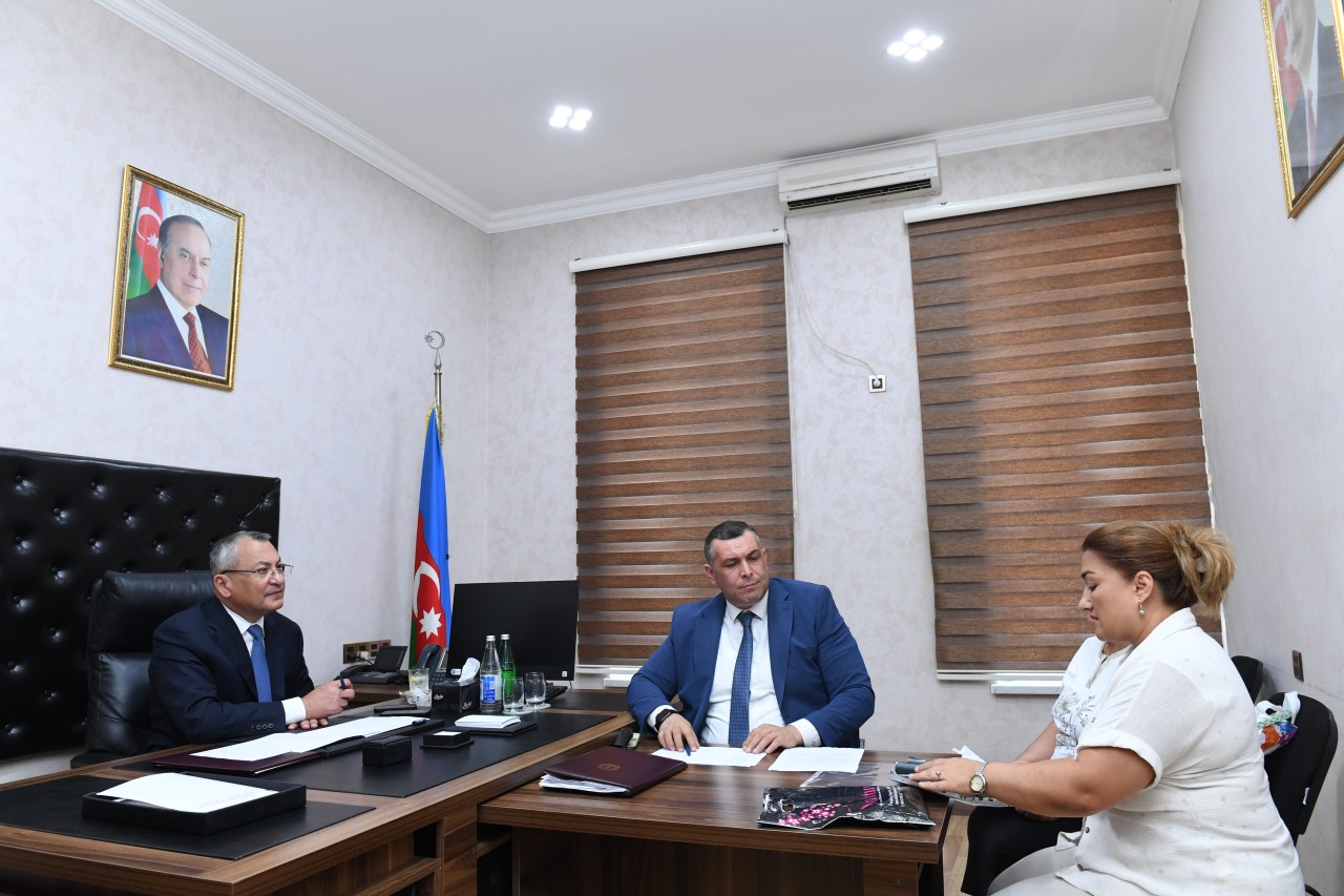 Rövşən Rzayev vətəndaşları qəbul etdi - FOTOLAR