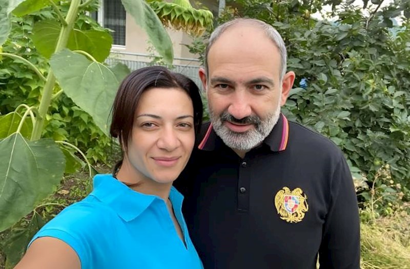 Paşinyan və xanımı musiqi alətində ifa etməyi öyrənir