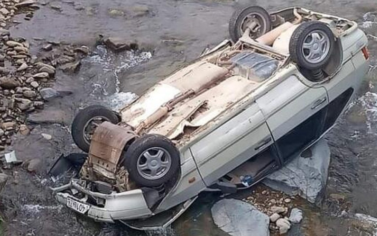 Şəmkirdə maşın körpüdən aşdı