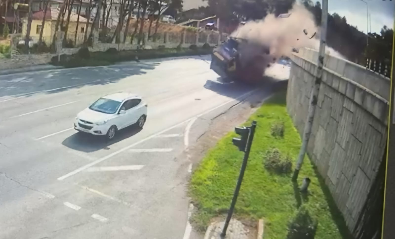 Ağır qəzada avtomobildən 2 nəfərin meyiti çıxarıldı