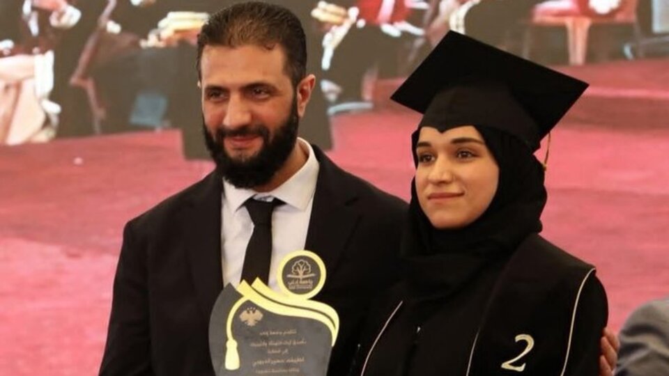 Suriyanın birinci xanımı məzun oldu - Diplomunu prezident təqdim etdi