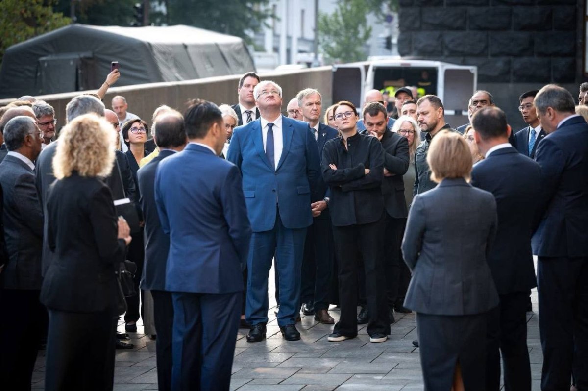 Azərbaycan diplomatları Kiyevdə Rusiyanın vurduğu binalara baxdılar