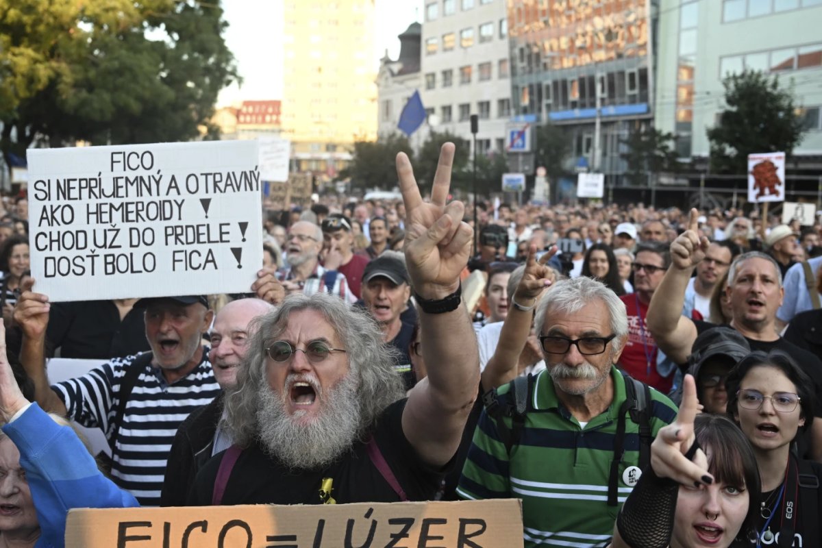 Minlərlə insan Baş nazirin Putinlə görüşünə etiraz etdi