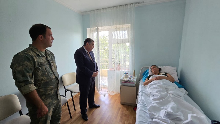Rüstəm Xəlilov xəstəxanada müalicə alan şəhid anasını ziyarət edib