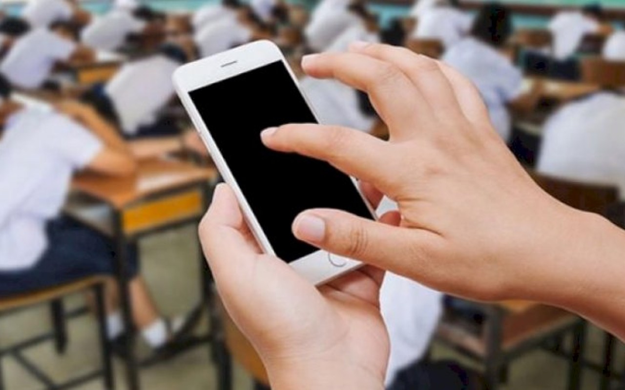 Bütün məktəblərdə telefon qadağan ediləcək - RƏSMİ