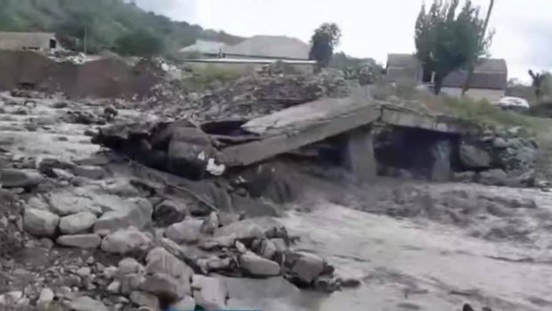 Balakəndə sel körpünü DAĞITDI