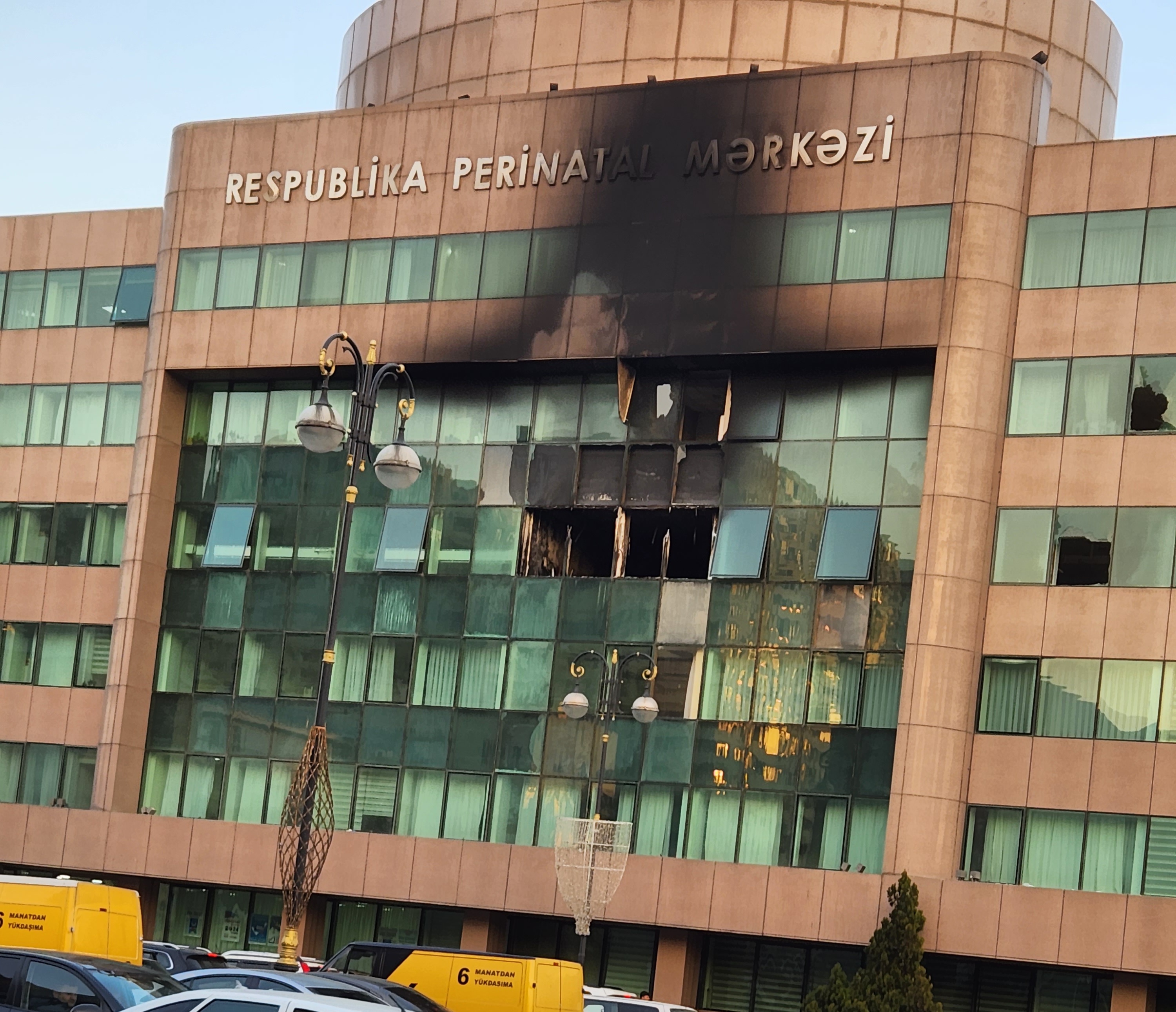 7 körpənin öldüyü xəstəxananın sabiq direktor iki dəfə ölkəni tərk edib