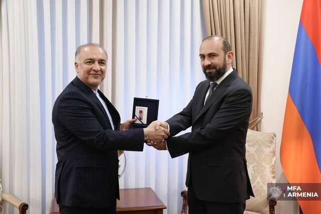 Ermənistan İran səfirinə “Dostluq” ordeni verdi