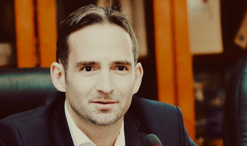 Məşhur baş redaktoru müharibəyə APARDILAR