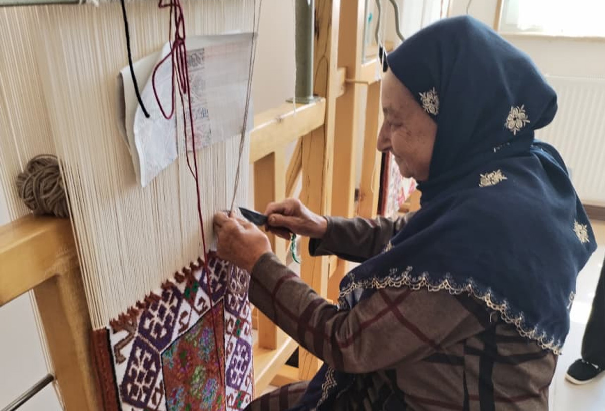 78 yaşında tələbə olan Hicrət nənə: 12 nəvəsi, 12 nəticəsi var - VİDEO