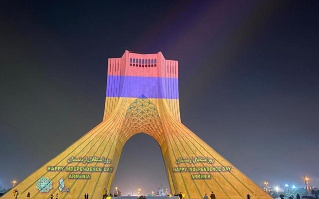 Tehranın Azadi Qülləsi Ermənistan bayrağına boyandı