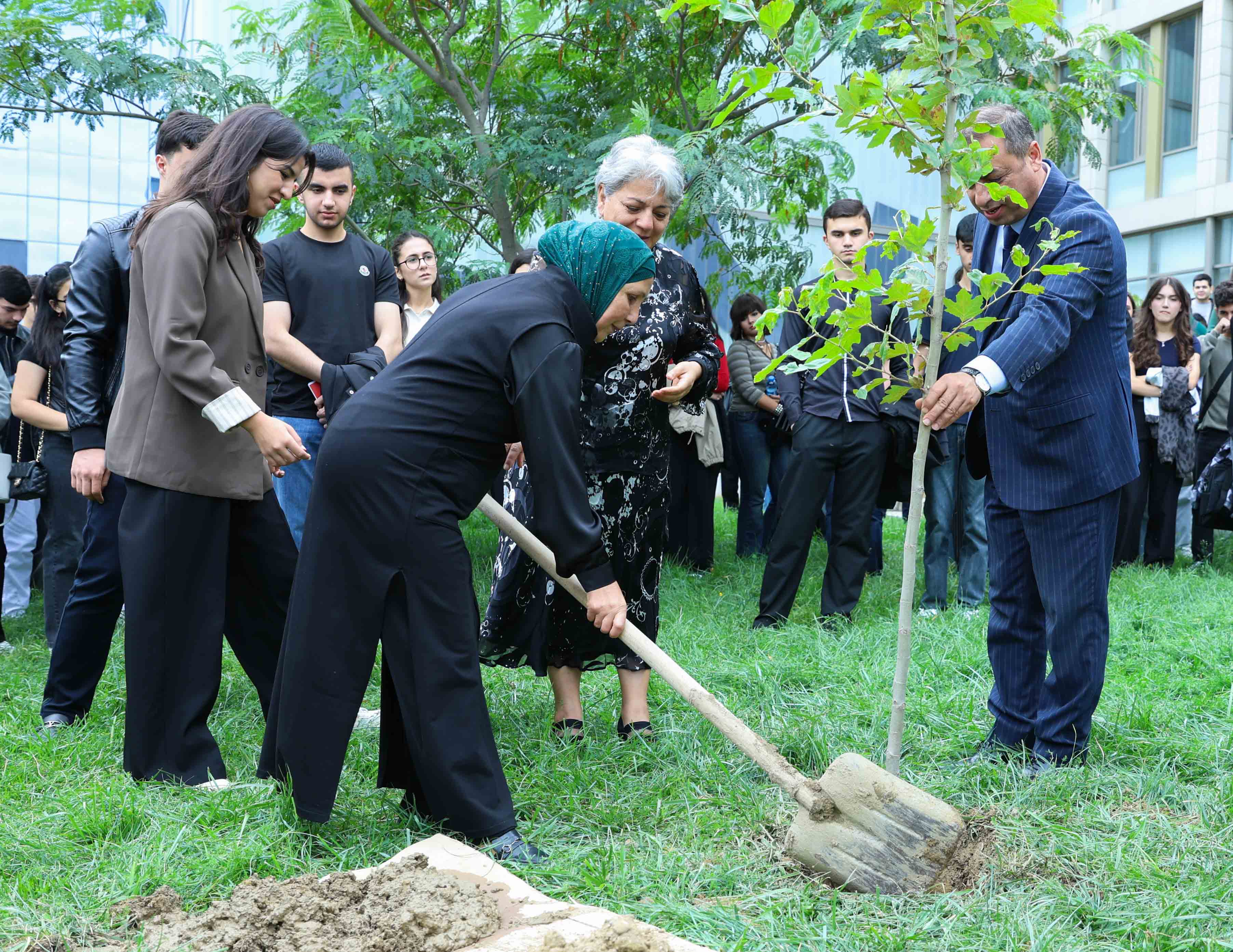 UNEC-də kök salan şəhidlər: Onların xatirəsi Xan çinarla əbədiləşdirildi