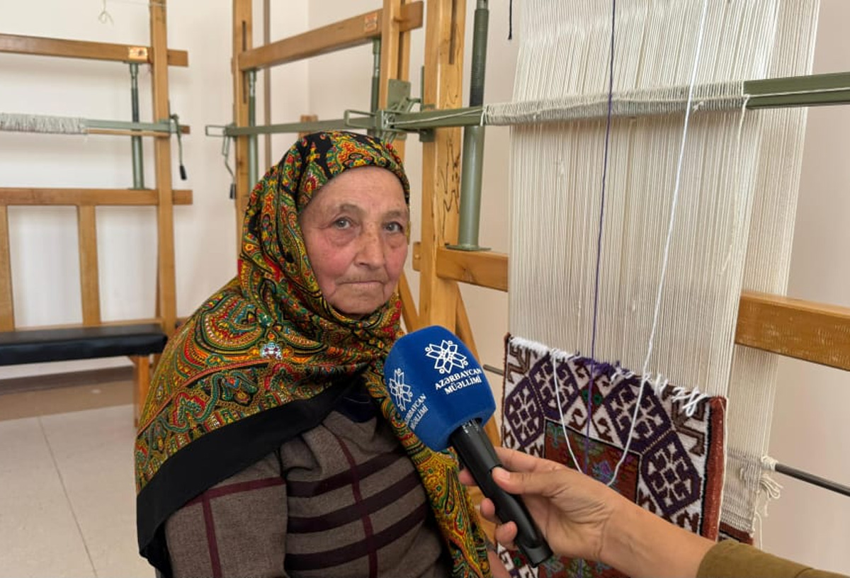 78 yaşında tələbə adını qazanan Hicrət nənə: “Oxumağın yaşı yoxdur” 