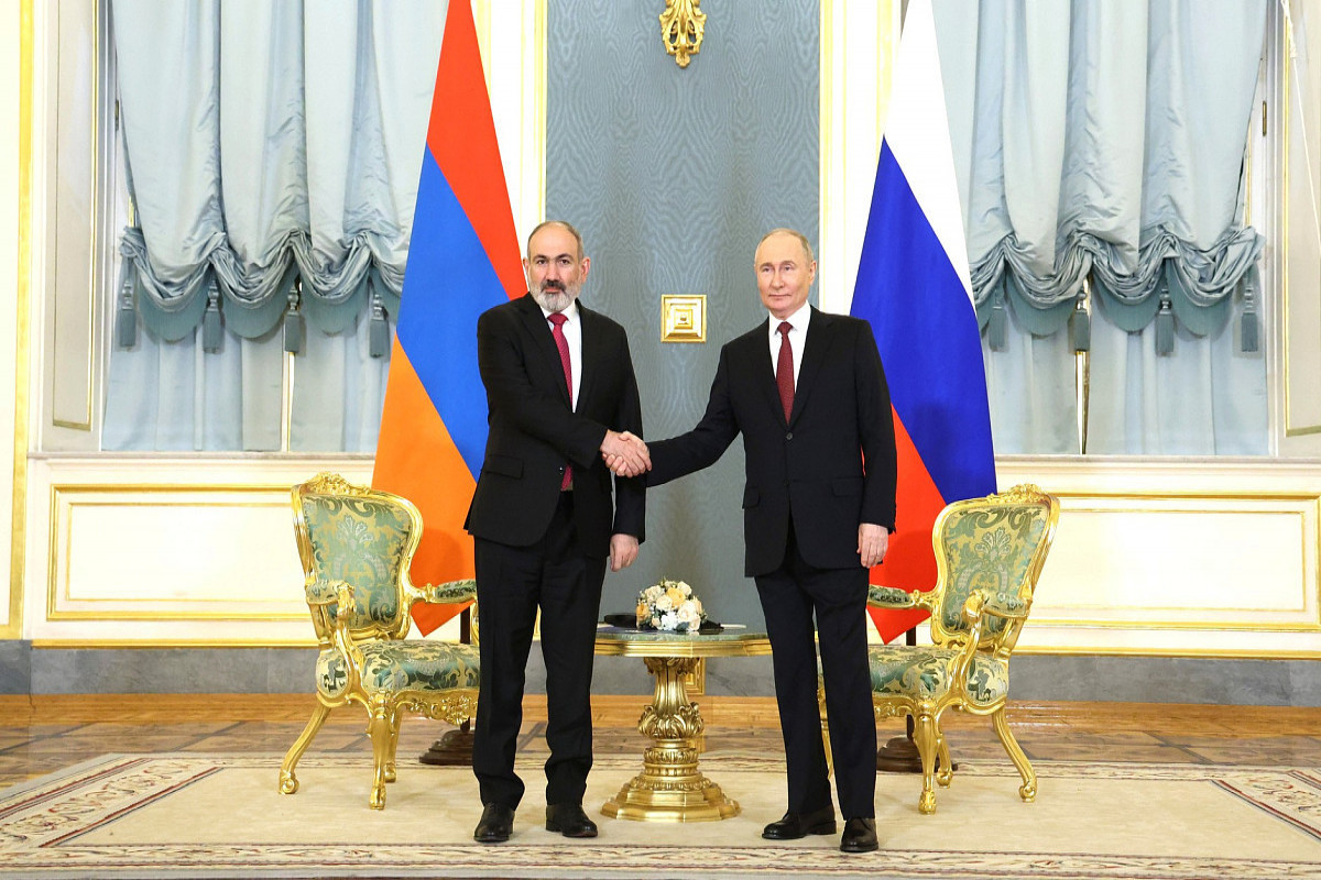 Putin Paşinyanla görüşdü
