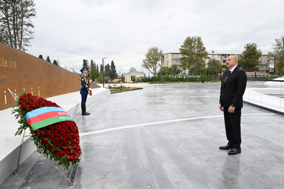 İlham Əliyev şəhidlərin xatirəsini bir dəqiqəlik sükutla yad etdi