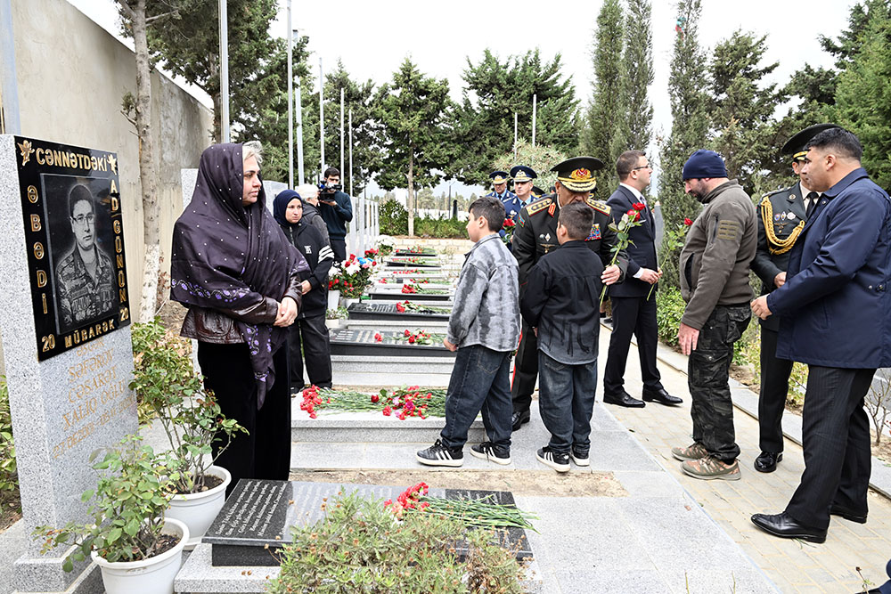 Zakir Həsənov şəhidlərin məzarlarını ziyarət etdi - FOTOLAR