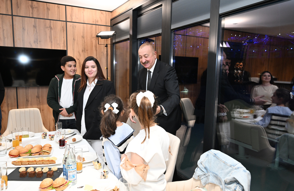 Prezidentlə xanımı Nilay və Xədicə ilə bir arada - VİDEO