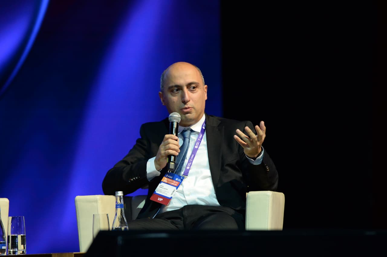 Şagirdlərin üçdə biri funksional savadlılıq səviyyəsinə çatmır – Emin Əmrullayev