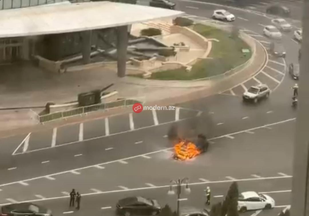 Milli Məclisin qarşısında maşın yanır - ANBAAN GÖRÜNTÜLƏR