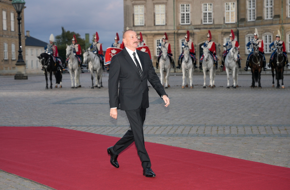 İlham Əliyev Zirvə toplantısının açılışında - FOTOLAR