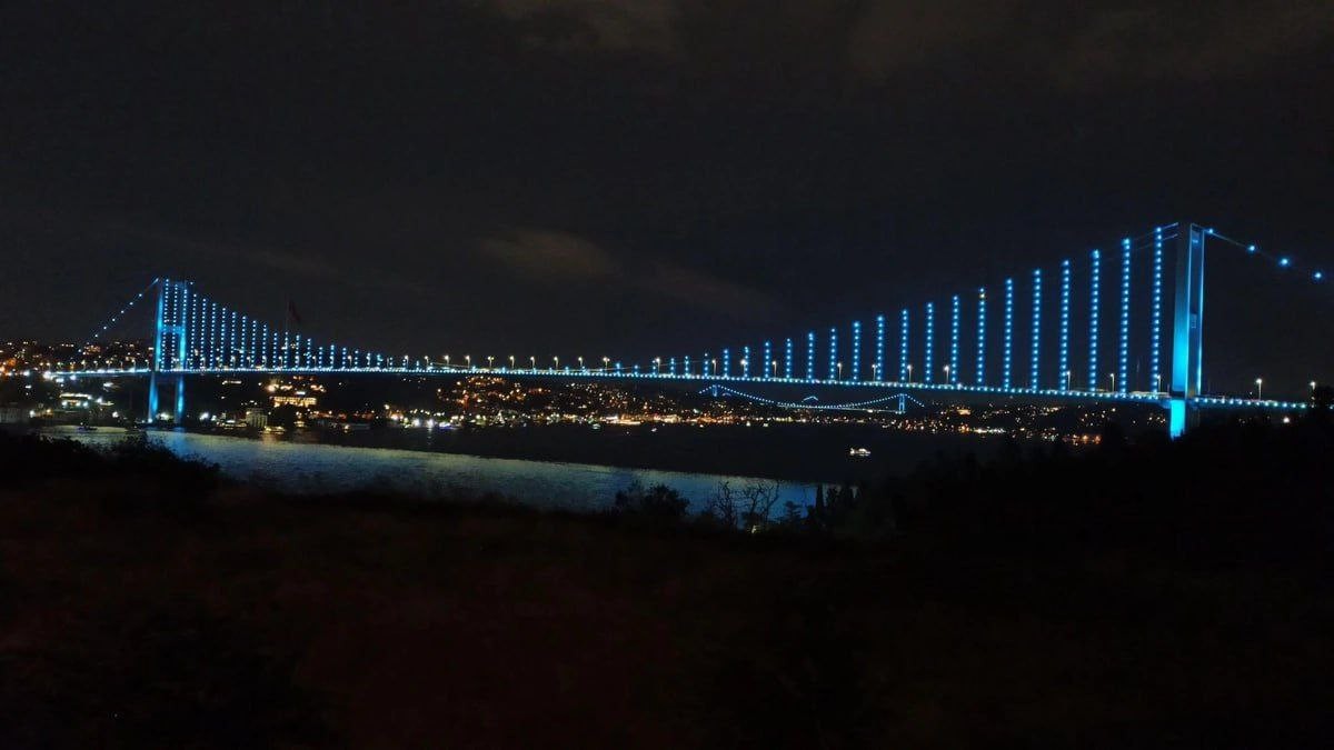 İstanbulun tarixi körpüsü TDT bayrağının rəngi ilə işıqlandırıldı - FOTOLAR