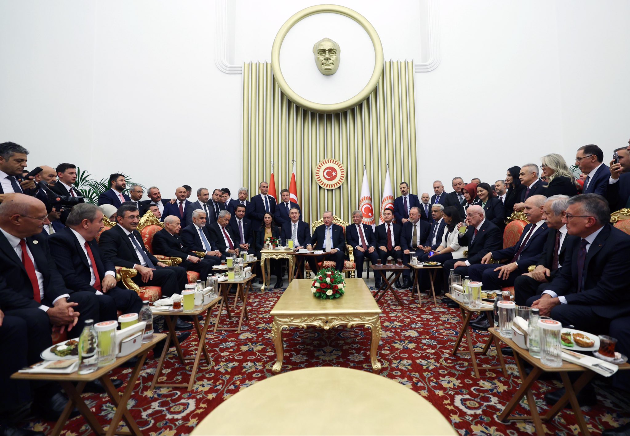 Türkiyəni silkələyən foto - Keçmiş müttəfiqləri Ərdoğanla barışır?