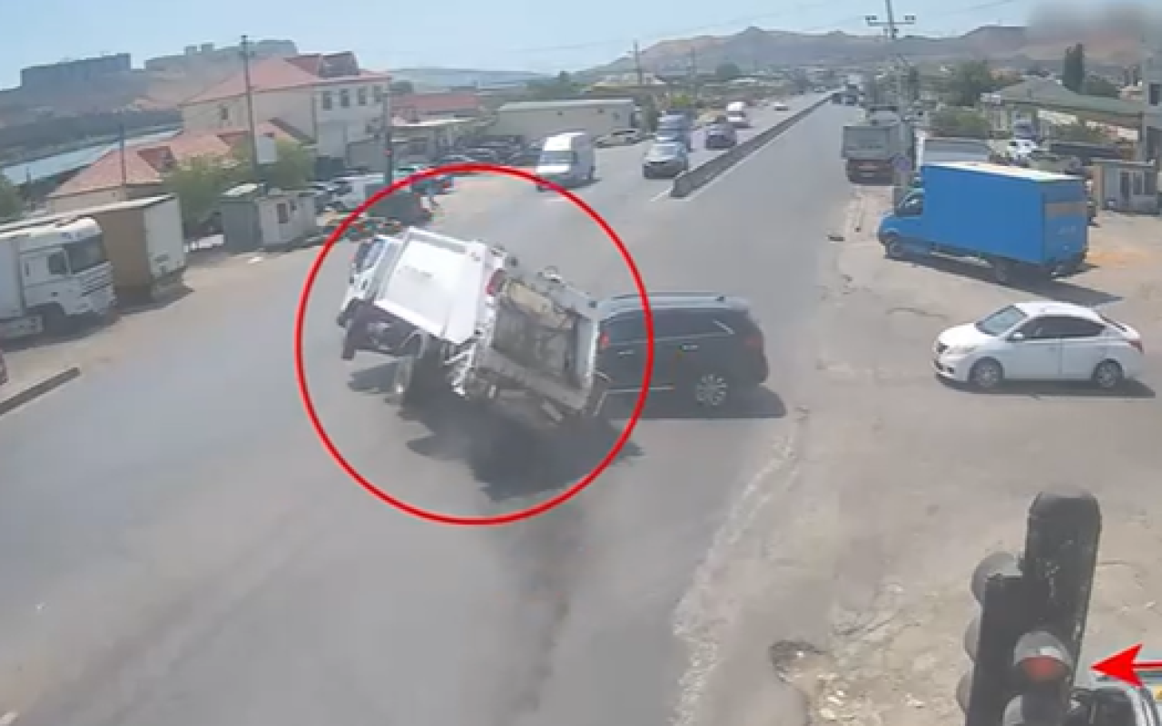 Bakıda zibil maşını aşdı - VİDEO