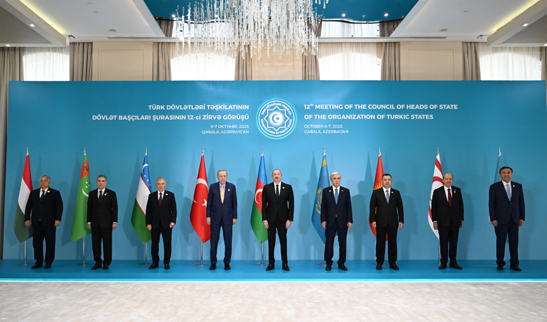 İlham Əliyev Zirvə Görüşündə iştirak edən dövlət və hökumət başçılarını qarşıladı - FOTOLAR