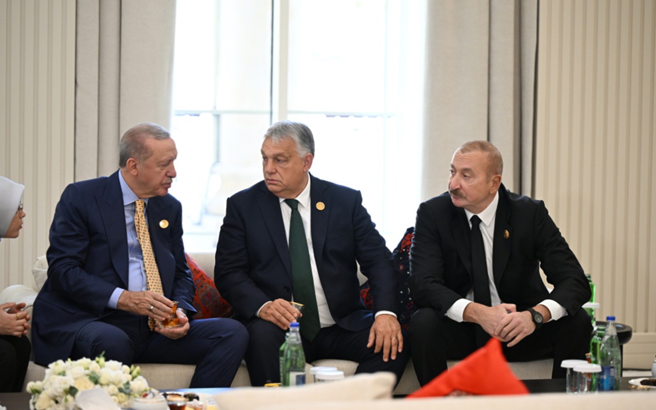 Liderlər çay süfrəsi arxasında - FOTOLAR