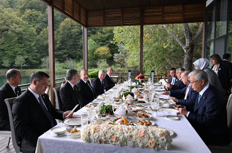 Liderlərin şərəfinə rəsmi nahar verildi