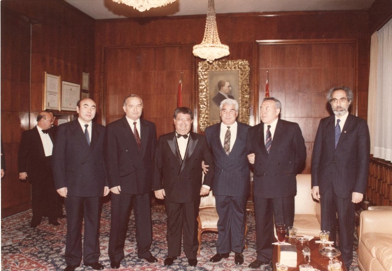 Bir şəklin tarixçəsi: Elçibəy Türk dövlətləri liderlərindən niyə aralı DAYANIB...