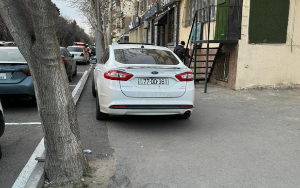 Səkilərdə avtomobilini park edən sürücülərin NƏZƏRİNƏ!