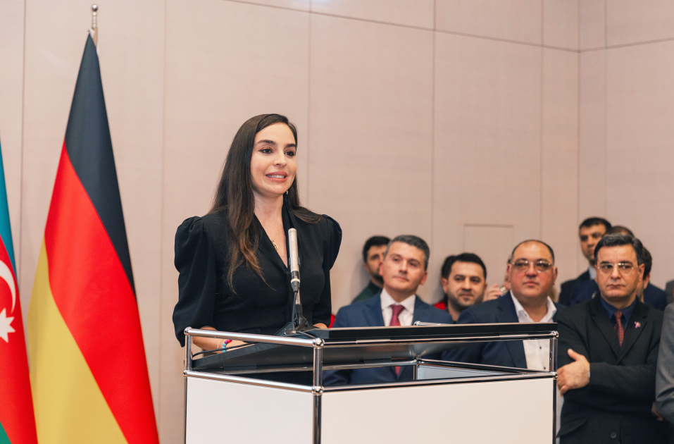 Leyla və Arzu Əliyeva beynəlxalq incəsənət sərgisinin açılışında - FOTO