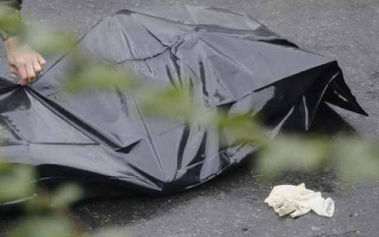 Yıxılaraq başı daşa dəyən kişi öldü