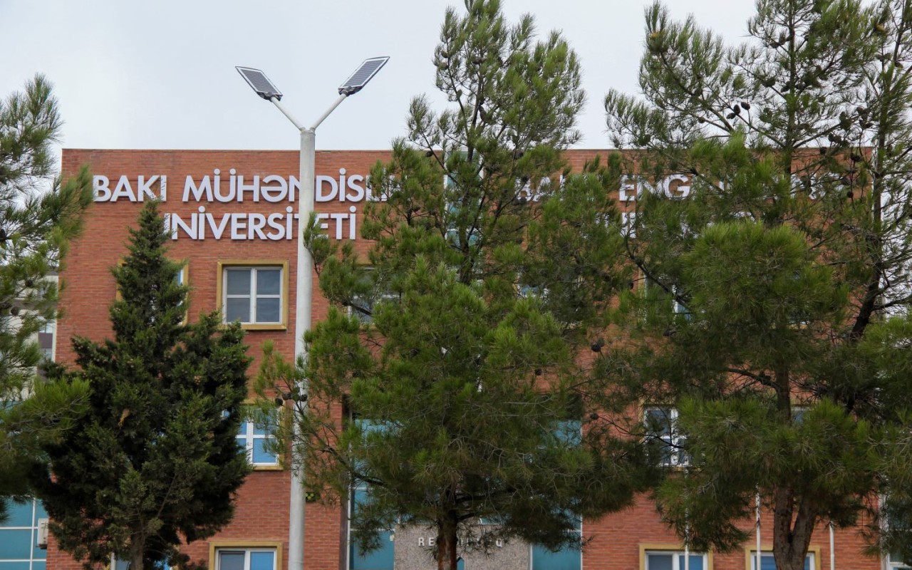BMU kampusunda günəş enerjisi ilə işləyən işıq dirəkləri quraşdırılıb - FOTOLAR