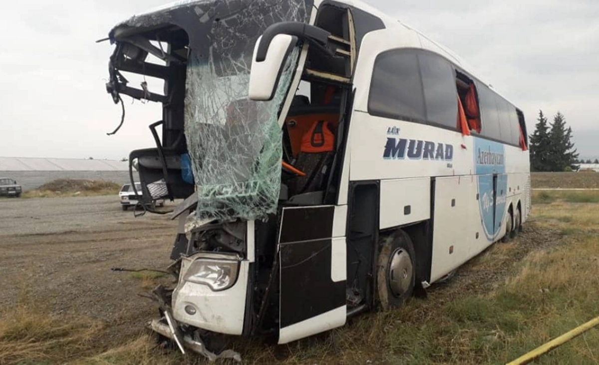 Qazaxıstanda yük maşını avtobusla toqquşdu - 12 nəfər öldü