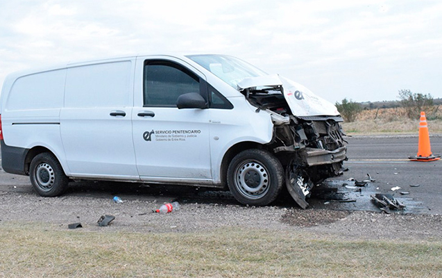 Sərnişin mikroavtobusu ağaca çırpıldı - Xəsarət alan var