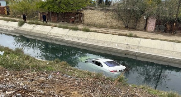 Sumqayıtda avtomobil kanala düşdü - Yaralananlar var